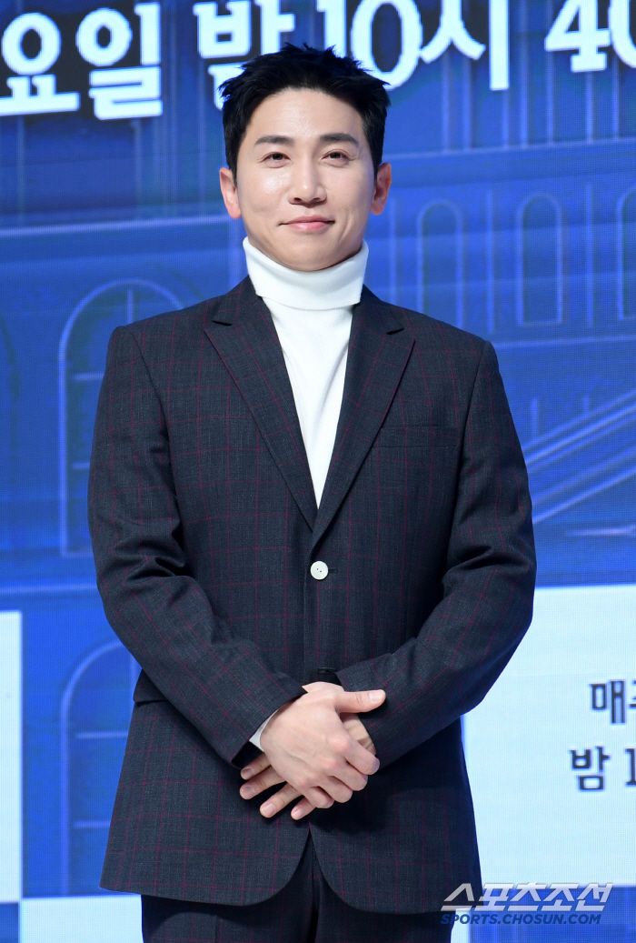 Mnet '커플팰리스2' 제작발표회가 4일 서울 강남구 논현동 엘리에나 호텔에서 열렸다. 유세윤이 포토타임을 갖고 있다. 논현동=박재만 기자 pjm@sportschosun.com/2025.02.04/