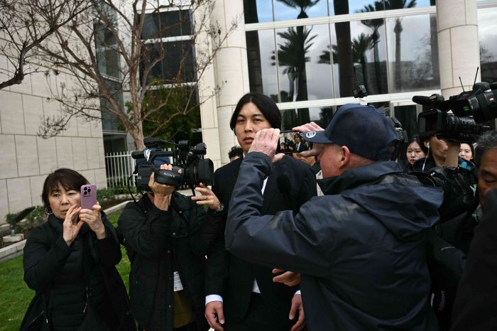 Ippei Mizuhara (R) leaves the Ronald Reagan Federal Building and Courthouse in Santa Ana, California, on February 6, 2025. Shohei Ohtani's former interpreter, Mizuhara, was sentenced February 6 to nearly 5 years in prison, after pleading guilty over charges of illegally transferring nearly $17 million from the baseball star's bank account in order to pay off gambling debts. (Photo by Patrick T. Fallon / AFP)        <저작권자(c) 연합뉴스, 무단 전재-재배포, AI 학습 및 활용 금지>