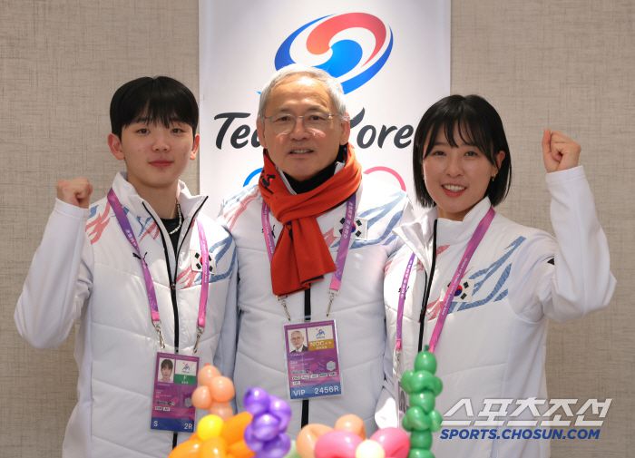 유인촌 문화체육관광부 장관이 6일(현지시간) 중국 하얼빈 빅토리즈호텔에 마련된 제9회 하얼빈 동계아시안게임 선수촌을 방문해 컬링 국가대표 이재범(왼쪽), 김은지(오른쪽) 선수를 격려하고 함께 기념촬영을 하고 있다.사진=문화체육관광 부 허만진 주무관