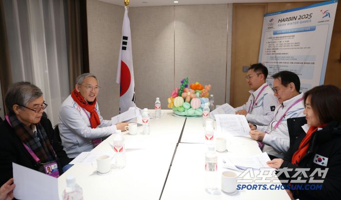 유인촌 문화체육관광부 장관이 6일(현지시간) 중국 하얼빈 빅토리즈호텔에 마련된 제9회 하얼빈 동계아시안게임 선수촌을 방문해 대한민국 선수단 사무실에서 최홍훈 선수단장, 선수들과 함께 간담회를 갖고 있다. 사진=문화체육관광 부 허만진 주무관