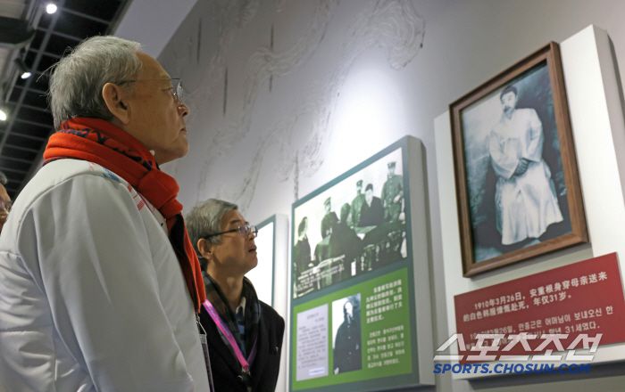 유인촌 문화체육관광부 장관이 6일(현지시간) 중국 하얼빈 안중근 의사 기념관을 관람하고 있다. 사진=문화체육관광 부 허만진 주무관