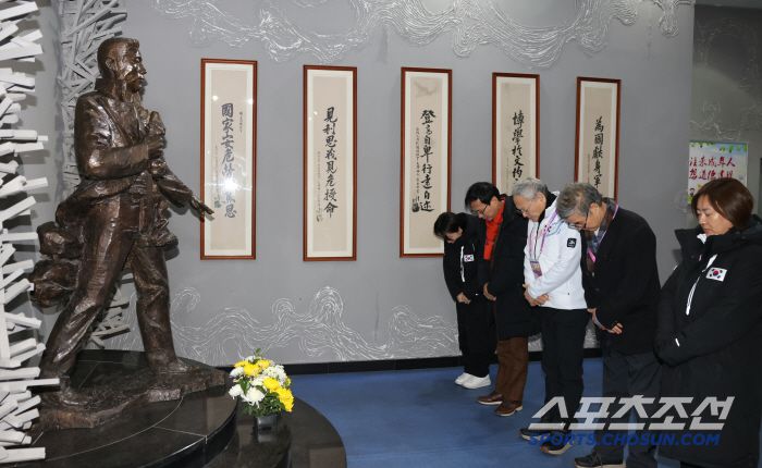 유인촌 문화체육관광부 장관이 6일(현지시간) 중국 하얼빈 안중근 의사 기념관을 방문해 안중근 의사 동상 앞에서 묵념을 하고 있다. 사진=문화체육관광 부 허만진 주무관