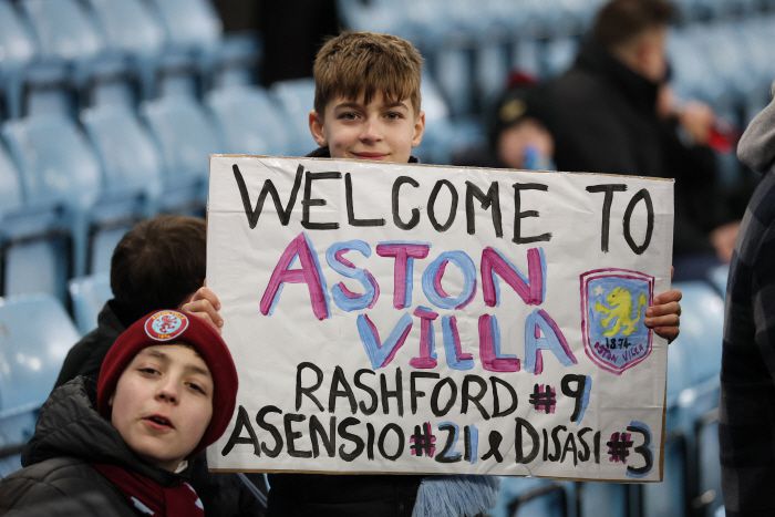 Soccer Football - FA Cup - Fourth Round - Aston Villa v Tottenham Hotspur - Villa Park, Birmingham, Britain - February 9, 2025 Aston Villa fan up a sign in support of Aston Villa's Marcus Rashford and Marco Asensio before the match Action Images via Reuters/Paul Childs        <저작권자(c) 연합뉴스, 무단 전재-재배포, AI 학습 및 활용 금지>