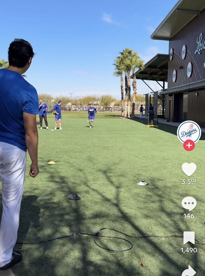 김혜성의 주루 훈련을 지켜보는 오타니.