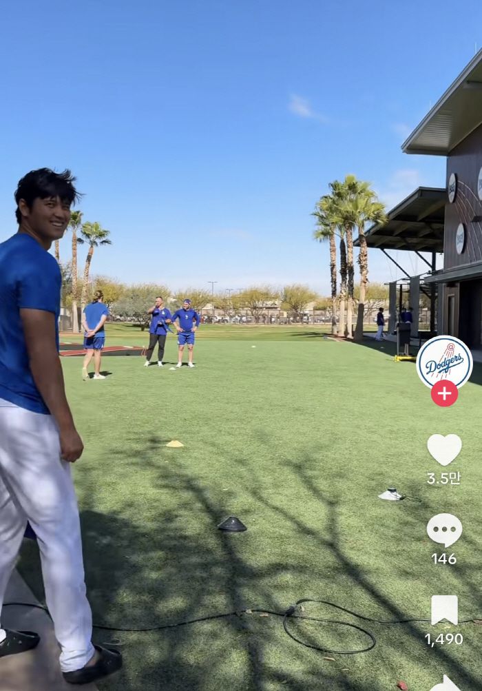 김혜성의 훈련 모습을 보고 미소짓는 오타니.