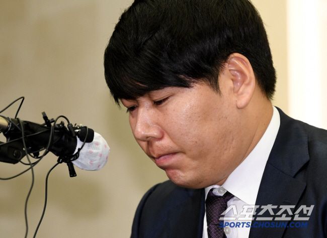 KBO 복귀를 추진 중인 강정호가 23일 오후 서울 스탠포드호텔 그랜드볼룸에서 공식 사과 기자회견을 열었다. 강정호가 침통한 표정으로 고개 숙이고 있다. 정재근 기자 cjg@sportschosun.com/2020.6.23