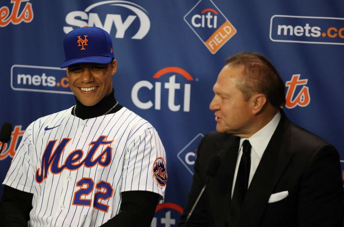 지난해 12월 13일(한국시각) 뉴욕 메츠 입단 기자회견에서 후안 소토가 에이전트 스캇 보라스와 이야기를 나누고 있다. AFP연합뉴스