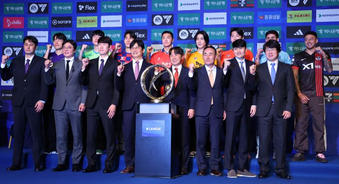 프로축구 K리그1 미디어데이 '올해 우승트로피는 우리팀이!'      (서울=연합뉴스) 김도훈 기자 = 13일 서울 서대문구 스위스 그랜드호텔에서 열린 '하나은행 K리그1 2025 개막 미디어데이'에서 참가팀 감독 및 선수들이 기념촬영을 하고 있다.      왼쪽부터 FC안양 유병훈 감독, 대전 하나 시티즌 황선홍 감독, 수원FC 김은중 감독, 김천 상무 정정용 감독, FC서울 김기동 감독, 제주SK FC 김학범 감독, 강원C 정경호 감독, 대구FC 박창현 감독.      뒷줄 왼쪽부터 안양 이창용, 대전 이창근, 수원 이용, 김천 김민덕, 제주 김주공, 강원 김동현, 대구 세징야, 서울 린가드. 2025.2.13