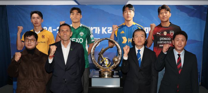 2024-2025 ACL 참가 K리그 4개팀 미디어데이      (서울=연합뉴스) 김인철 기자 = 5일 서울 종로구 축구회관에서 열린 2024-25 아시아축구연맹 챔피언스리그(ACL) 참가 K리그 4개팀 미디어데이에서 각 구단 감독과 선수들이 포즈를 취하고 있다.      윗줄 왼쪽부터 시계방향으로 광주FC 이민기, 전북 현대 모터스 박진섭, 울산 HD 김영권, 포항 스틸러스 전민광, 박태하 포항 감독, 김판곤 울산 감독, 거스 포옛 전북 감독, 이정효 광주 감독. 2025.2.5