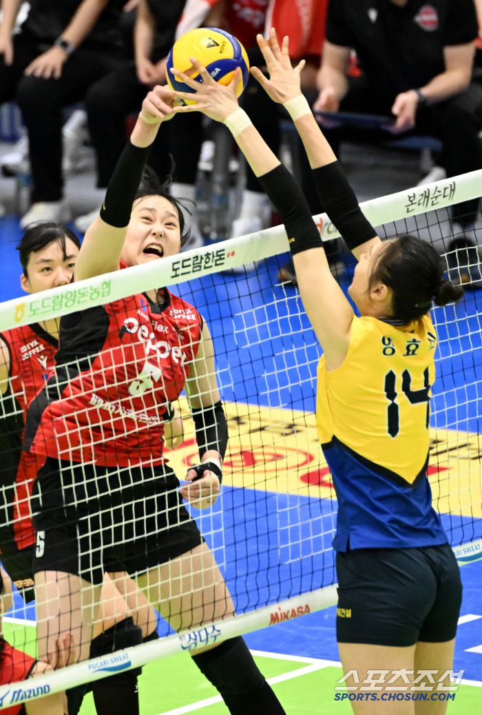 14일 수원체육관에서 열린 V리그 여자부 현대건설과 페퍼저축은행의 경기, 현대건설 양효진이 페퍼저축은행 임주은의 공격을 막아내고 있다. 수원=허상욱 기자 wook@sportschosun.com/2025.02.14/