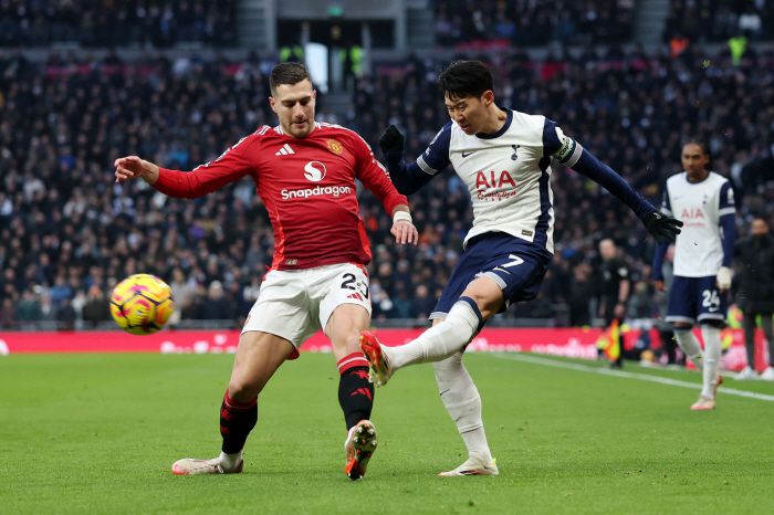 부상에서 돌아온 '중원 사령관' 제임스 매디슨과 골키퍼 굴리엘모 비카리오의 화려한 부활 쇼를 앞세운 토트넘 홋스퍼가 맨체스터 유나이티드와의 멸망전'에서 승리했다.  토트넘은 17일 새벽 1시30분(이하 한국시각) 영국 런던 토트넘 홋스퍼 스타디움에서 맨체스터 유나이티드를 상대로 치른 2024~2025시즌 잉글랜드 프리미어리그(EPL) 25라운드 홈경기에서 1대0으로 승리했다. 이로써 토트넘은 리그 2연승을 기록하며 승점 30점을 찍고 12위로 올라섰다. 맨유(승점 29점)는 15위로 밀려났다.   <저작권자(c) 연합뉴스, 무단 전재-재배포, AI 학습 및 활용 금지>