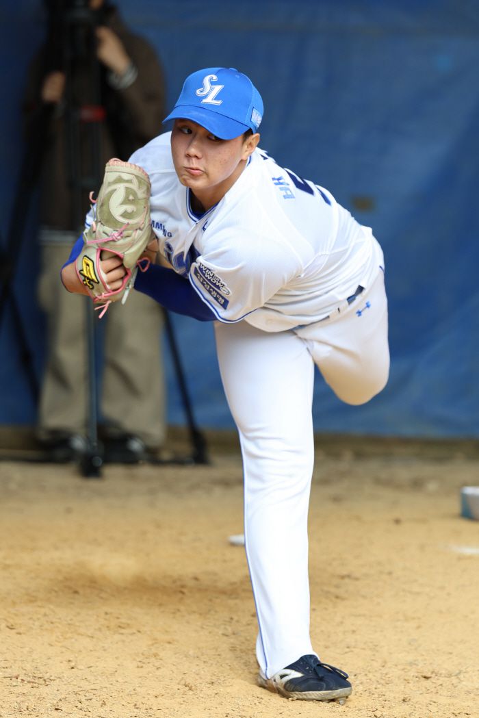 오키나와 캠프에서 불펜 피칭하는 배찬승.