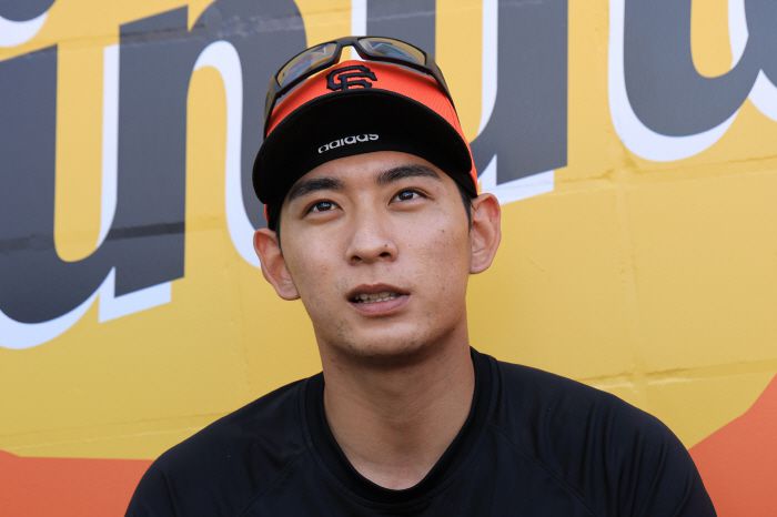 샌프란시스코 자이언츠 이정후가 한국 취재진과 인터뷰를 진행하고 있다. 연합뉴스