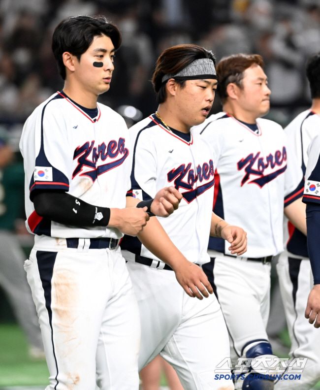 2023 월드베이스볼클래식(WBC) B조 1차전 한국과 호주의 경기가 9일 일본 도쿄돔에서 열렸다. 한국이 8대7로 패했다. 경기 종료 후 인사하는 한국 선수단의 모습. 도쿄(일본)=허상욱 기자wook@sportschosun.com/2023.03.09/