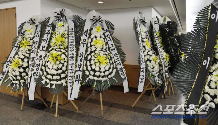 17일 서울 송파구 서울아산병원 장례식장에 배우 김새론의 빈소가 마련됐다. 장례식장에 도착한 동료들의 추모 조화. <사진=사진공동취재단>