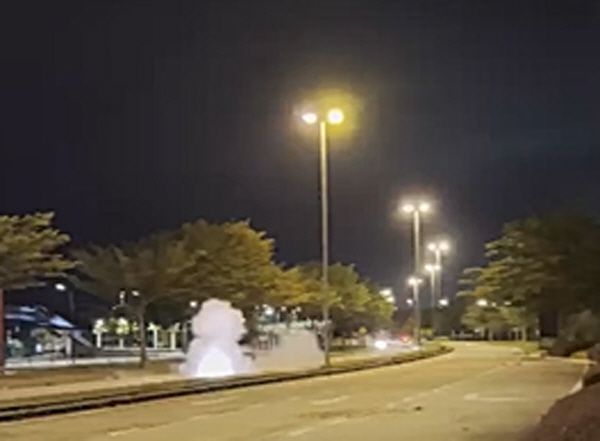 18일 새벽 말레이시아 조호르에 있는 포항 선수단 숙소 앞에서 장장 4시간 동안 폭죽이 터졌다. 조호르팬 무리가 한 방해 공작으로 추정된다.