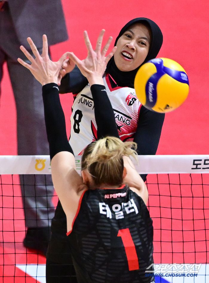 정관장 메가가 19일 페퍼저축은행전서 스파이크를 날리고 있다. 사진제공=KOVO