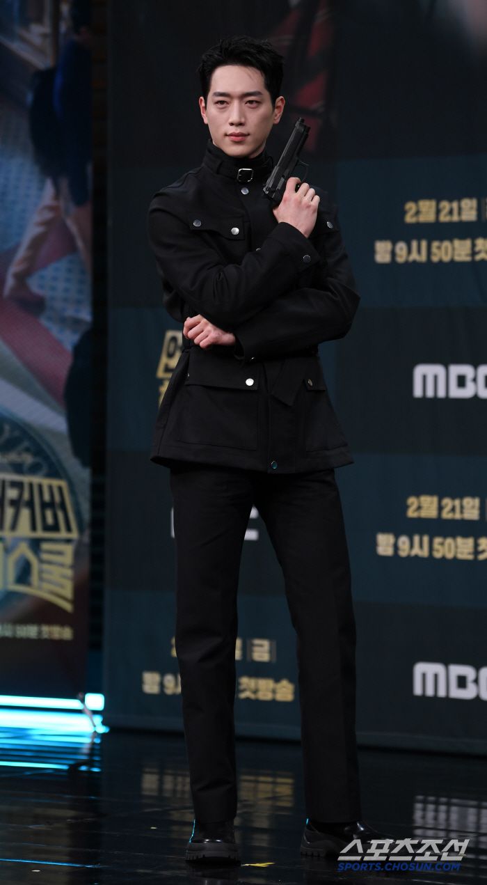 MBC '언더커버 하이스쿨' 제작발표회가 20일 서울 마포구 상암동 MBC 골든마우스홀에서 열렸다. 서강준이 포토타임을 갖고 있다. 상암동=박재만 기자 pjm@sportschosun.com/2025.02.20/