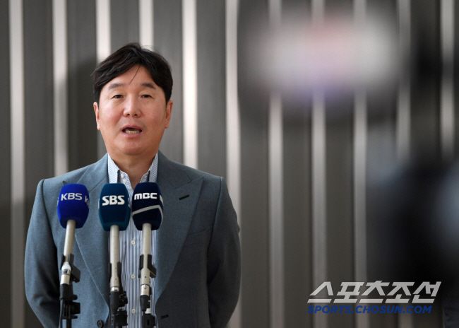 류지현 야구 국가대표 감독이 2026 월드베이스볼클래식(WBC) 전력 분석을 위해 20일 인천국제공항을 통해 대만으로 출국했다. 류지현 감독이 출국 전 인터뷰를 하고 있다. 인천공항=박재만 기자 pjm@sportschosun.com/2025.02.20/