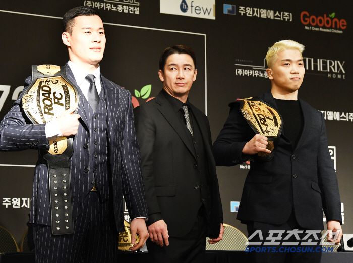 굽네 로드FC 공식 기자회견이 26일 오후 서울 서대문구 스위스 그랜드 호텔에서 열렸다. 기자회견에는 윤형빈, 벤쯔, 태인, 세키노 타이세이, 황인수, 임동환, 이정현, 고동혁, 박시원, 난딘에르덴이 참석했다. 황인수, 정문홍 대표, 임동환(왼쪽부터)이 포즈 취하고 있다. 정재근 기자 cjg@sportschosun.com/2025.2.26/