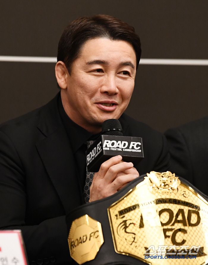 굽네 로드FC 공식 기자회견이 26일 오후 서울 서대문구 스위스 그랜드 호텔에서 열렸다. 기자회견에는 정문홍 대표와 태인, 세키노 타이세이, 황인수, 임동환, 이정현, 고동혁, 박시원, 난딘에르덴이 참석했다. 정문홍 대표가 질문에 답하고 있다. 정재근 기자 cjg@sportschosun.com/2025.2.26/