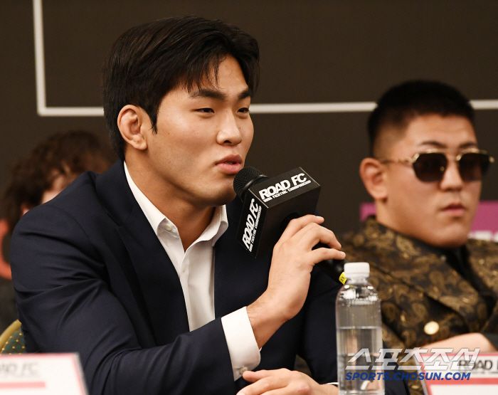 굽네 로드FC 공식 기자회견이 26일 오후 서울 서대문구 스위스 그랜드 호텔에서 열렸다. 기자회견에는 윤형빈, 벤쯔, 태인, 세키노 타이세이, 황인수, 임동환, 이정현, 고동혁, 박시원, 난딘에르덴이 참석했다. 박시원이 질문에 답하고 있다. 정재근 기자 cjg@sportschosun.com/2025.2.26/