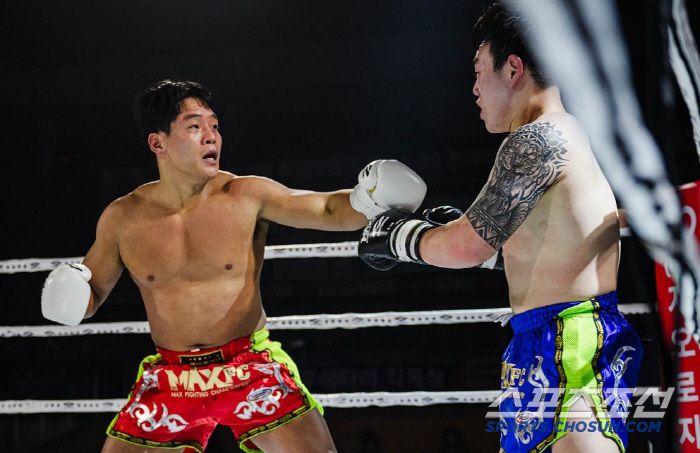 김준화와 정연우의 경기장면. 사진제공=MAX FC