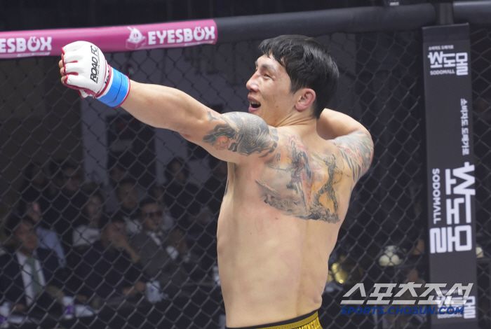 난딘에르덴이 양지용을 꺾고 승리한 뒤 세리머니를 하고 있다. 사진제공=로드FC