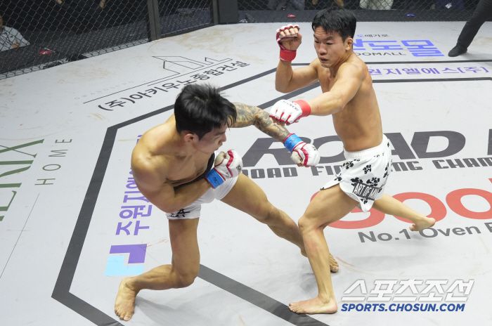 이정현과 고동현이 다투고 있다. 사진제공=로드FC