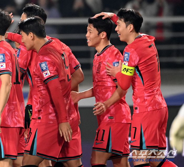 20일 고양종합운동장에서 열린 대한민국과 오만의 2026 북중미 월드컵 아시아지역 3차 예선, 황희찬이 선제골을 터뜨리고 기쁨을 나누고 있다. 고양=허상욱 기자wook@sportschosun.com/2025.03.20/