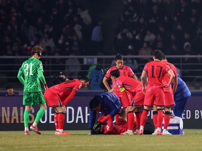 고통스러워하는 이강인      (고양=연합뉴스) 김도훈 기자 = 20일 경기도 고양종합운동장에서 열린 2026 북중미 월드컵 아시아 3차 예선 B조 7차전 대한민국과 오만의 경기. 이강인이 경기 중 부상을 입은 뒤 고통스러워하고 있다. 2025.3.20