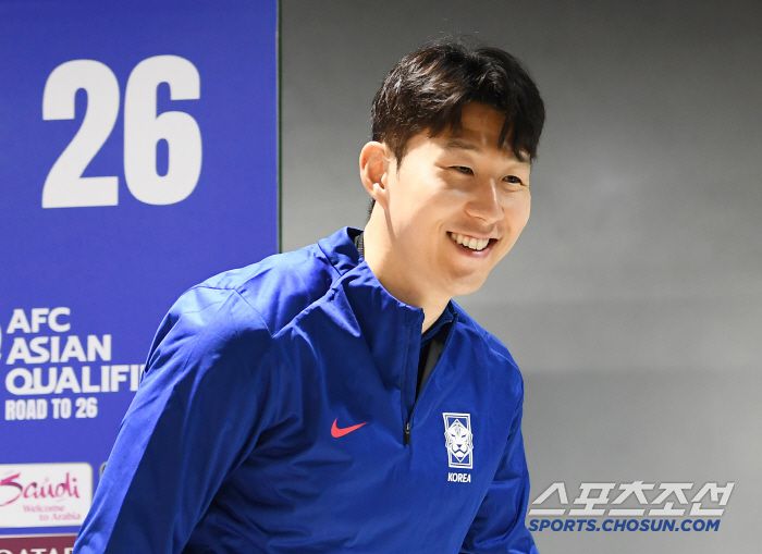 홍명보 감독이 이끄는 축구대표팀이 19일 고양종합운동장에서 훈련했다. 인터뷰를 마친 손흥민이 웃고 있다. 대표팀은 20일 오만, 25일 요르단과 2026 북중미 월드컵 아시아지역 3차 예선을 치른다. 고양=정재근 기자 cjg@sportschosun.com/2025.3.19/