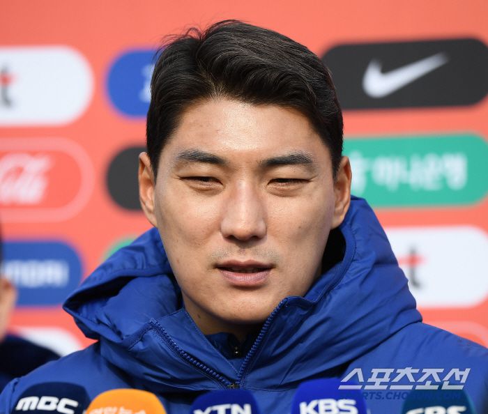 홍명보 감독이 이끄는 축구대표팀이 17일 오후 고양종합운동장 보조경기장에서 훈련했다. 주민규가 훈련 전 인터뷰하고 있다. 고양=정재근 기자 cjg@sportschosun.com/2025.3.17/