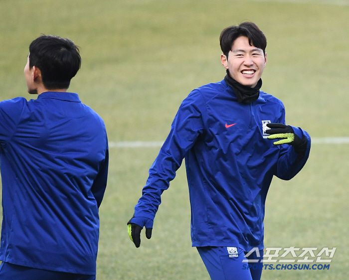 홍명보 감독이 이끄는 축구대표팀이 19일 고양종합운동장에서 훈련했다. 이강인이 선수들과 함께  공 뺏기 게임을 하며 웃고 있다. 대표팀은 20일 오만, 25일 요르단과 2026 북중미 월드컵 아시아지역 3차 예선을 치른다. 고양=정재근 기자 cjg@sportschosun.com/2025.3.19/