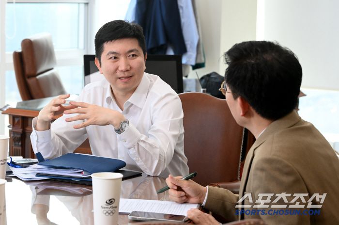 유승민 대한체육회장이 11일 서울 올림픽회관 집무실에서 박재호 스포츠조선 편집국장과 창간 35주년 기념 인터뷰를 하고 있다. 허상욱 기자 wook@sportschosun.com