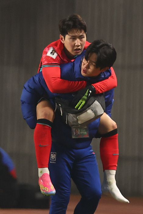 업혀 나가는 이강인      (고양=연합뉴스) 서대연 기자 = 20일 경기도 고양종합운동장에서 열린 2026 북중미 월드컵 아시아 3차 예선 B조 7차전 대한민국과 오만의 경기에서 부상으로 교체된 이강인이 업혀 나가고 있다. 2025.3.20