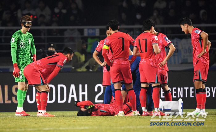 20일 고양종합운동장에서 열린 2026 FIFA 북중미 월드컵 아시아지역 3차 예선 대한민국과 오만의 경기. 이강인이 거친 태클에 넘어진 뒤 통증을 호소하고 있다. 고양=박재만 기자 pjm@sportschosun.com/2025.03.20/