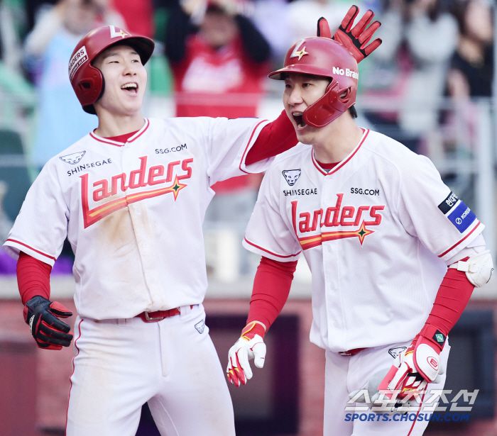 8회말 짜릿한 역전 투런포 날린 SSG 오태곤.