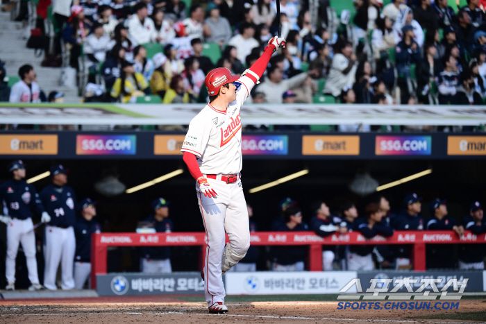 22일 인천 SSG랜더스필드에서 KBO리그 개막전 SSG와 두산의 경기가 열렸다. 8회말 역전 투런홈런을 날린 SSG 오태곤. 인천=송정헌 기자songs@sportschosun.com/2025.03.22/