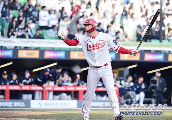 22일 인천 SSG랜더스필드에서 KBO리그 개막전 SSG와 두산의 경기가 열렸다. 8회말 역전 투런홈런을 날린 SSG 오태곤. 인천=송정헌 기자songs@sportschosun.com/2025.03.22/