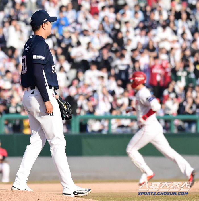 8회말 SSG 오태곤에게 역전 투런홈런을 허용한 두산 이영하.