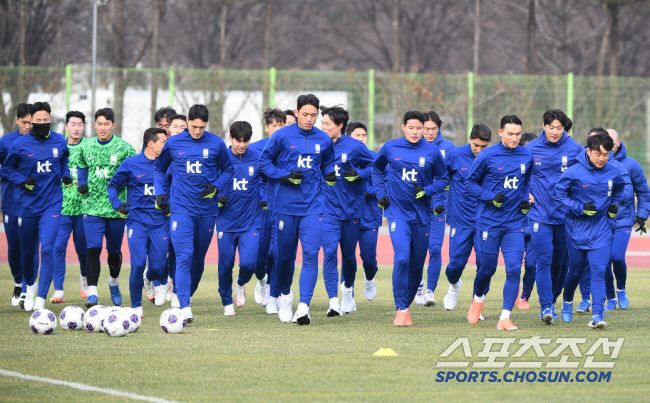 홍명보 감독이 이끄는 축구대표팀이 17일 오후 고양종합운동장 보조경기장에서 훈련했다. 선수들이 러닝을 하고 있다. 고양=정재근 기자 cjg@sportschosun.com/2025.3.17/