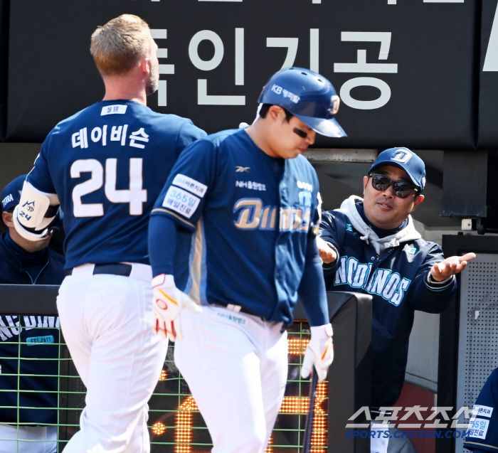 23일 광주KIA챔피언스필드에서 열린 NC와 KIA의 경기, 2회초 NC 데이비슨이 선제 솔로홈런을 치고 이호준 감독과 하이파이브를 하고 있다. 광주=허상욱 기자wook@sportschosun.com/2025.03.23/