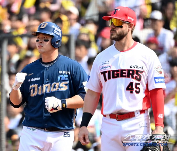 23일 광주KIA챔피언스필드에서 열린 NC와 KIA의 경기, 2회초 1사 1,2루 NC 김형준이 1타점 적시타를 치고 주먹을 불끈 쥐고 있다. 광주=허상욱 기자wook@sportschosun.com/2025.03.23/