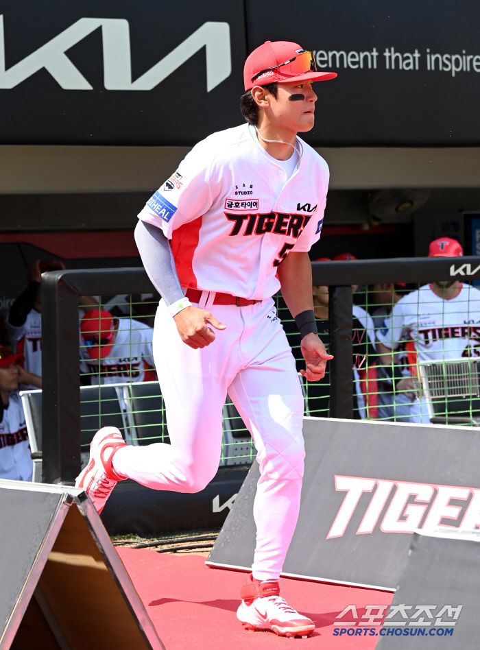 22일 광주KIA챔피언스필드에서 열린 NC와 KIA의 개막전, KIA 김도영이 경기 전 선수소개떄 그라운드로 나서고 있다. 광주=허상욱 기자wook@sportschosun.com/2025.03.22/
