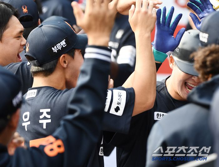 23일 수원 KT위즈파크에서 열린 한화-KT전. 9회초 무사 노시환이 동점 솔로포를 친 후 정우주의 축하를 받고 있다. 수원=정재근 기자 cjg@sportschosun.com/2025..3.23/