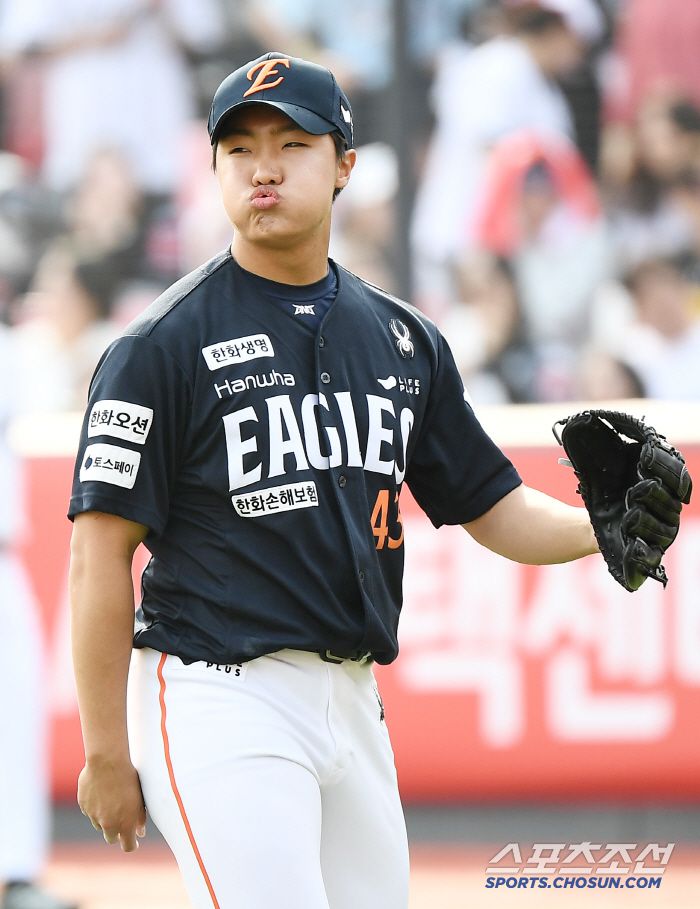 23일 수원 KT위즈파크에서 열린 한화-KT전. 8회말 정우주가 문상철을 삼진으로 잡으며 이닝을 마친 후 들어오고 있다. 수원=정재근 기자 cjg@sportschosun.com/2025..3.23/