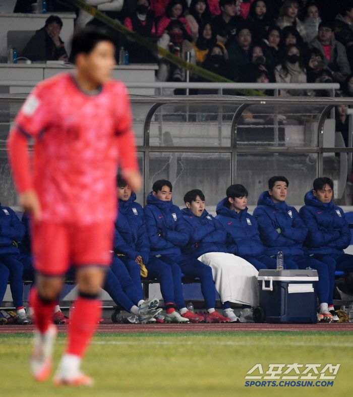 20일 고양종합운동장에서 열린 2026 FIFA 북중미 월드컵 아시아지역 3차 예선 대한민국과 오만의 경기. 이강인이 경기를 지켜보고 있다. 고양=박재만 기자 pjm@sportschosun.com/2025.03.20/