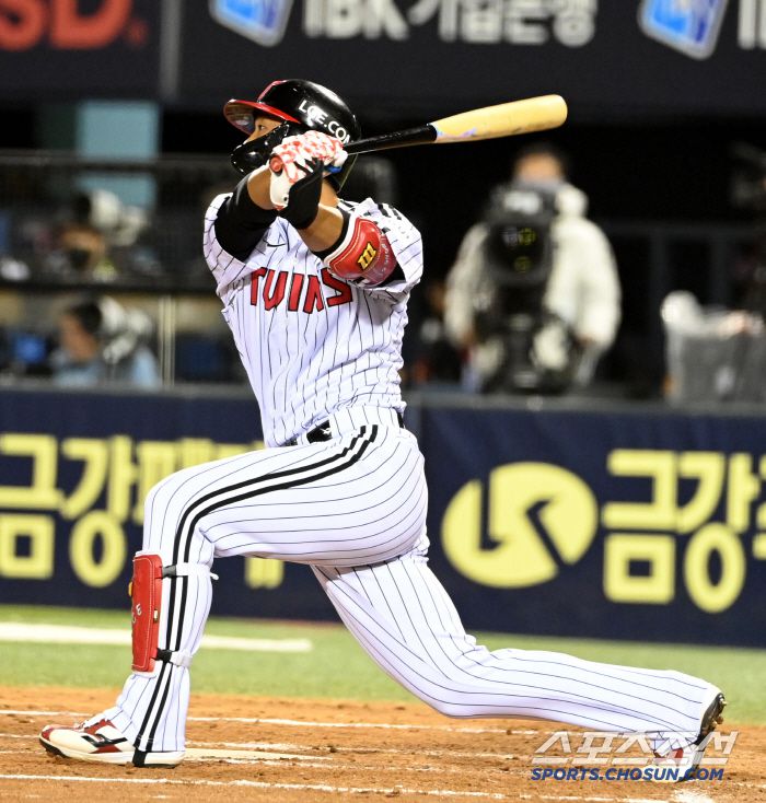 25일 잠실야구장에서 열린 한화와 LG의 경기, 4회말 LG 송찬의가 2루타를 치고 있다. 잠실=허상욱 기자wook@sportschosun.com/2025.03.25/