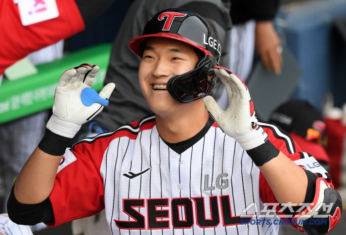 23일 잠실구장에서 열린 LG 트윈스와 롯데 자이언츠의 경기. 8회말 2사 3루 LG 문정빈이 투런포를 날린 뒤 환호하고 있다. 잠실=박재만 기자 pjm@sportschosun.com/2025.03.23/